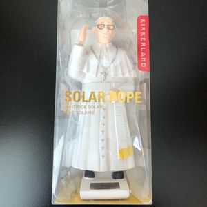 Kikkerland Solar Pope Statue